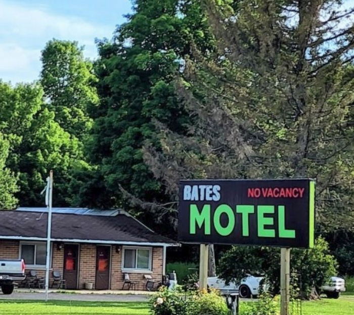 Bates Motel (Phils Bar Motel Cafe - Standard Super Service, Lone Wolf Saloon and Motel) - Web Listing (newer photo)